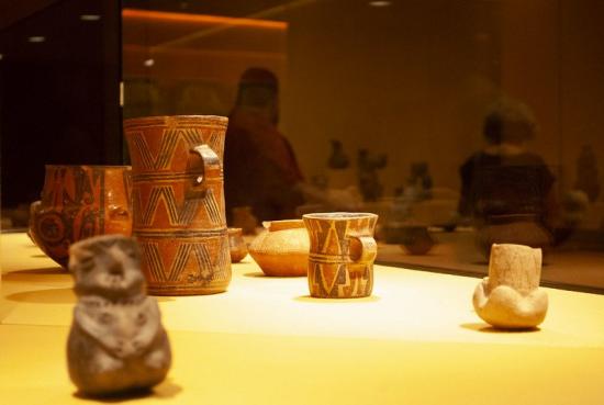 Vitrina con cerámicas, figuras antropomórficas y vasijas.